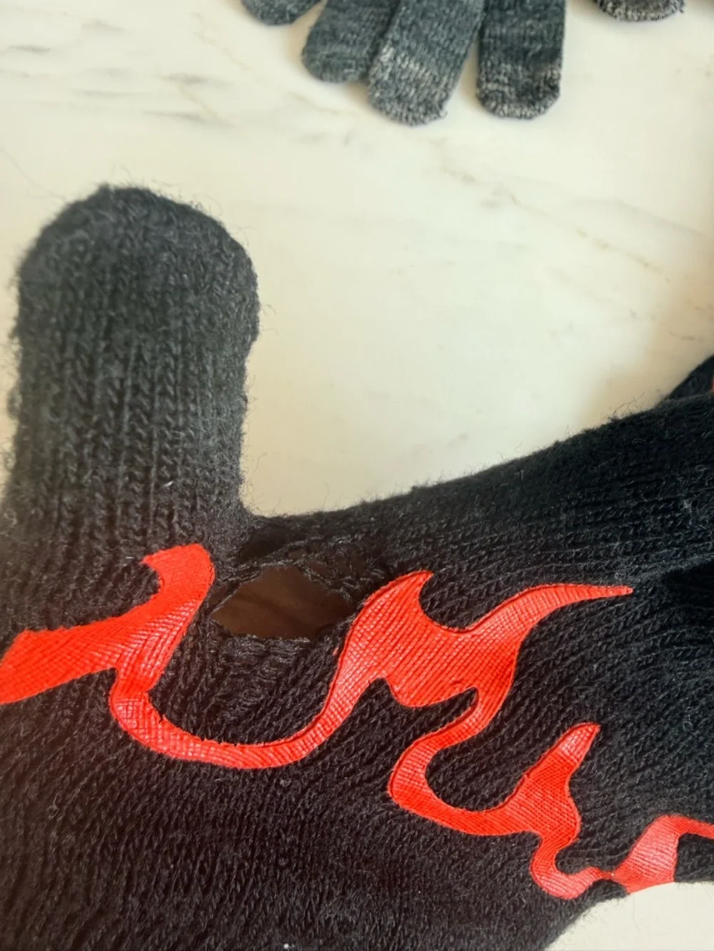 Flame 🔥 Gloves Mittens Boys Children’s Place Black Knit & Nike Gray 2 Pair Youth